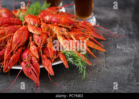 Les écrevisses. Bouillie crawfishes rouge sur la table dans un style rustique, gros plan. Gros plan du homard. La conception de la frontière Banque D'Images