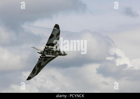 Le XH558 Vulcan Bomber Guerre Froide jet en aile delta en vol au cours de sa dernière année de vol à l'Aérodrome d' ouvrir et de Maidstone à bombes portes Banque D'Images