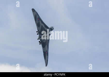 Le XH558 Vulcan Bomber Guerre Froide jet en aile delta en vol au cours de sa dernière année de vol à Headcorn aérodrome Banque D'Images