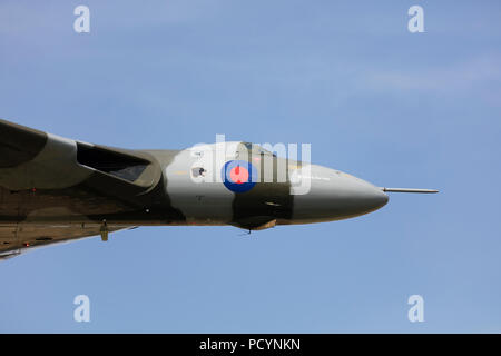 Le XH558 Vulcan Bomber Guerre Froide jet en aile delta en vol au cours de sa dernière année de vol à Headcorn aérodrome Banque D'Images