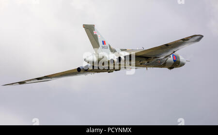 Le XH558 Vulcan Bomber Guerre Froide jet en aile delta en vol au cours de sa dernière année de vol à Headcorn aérodrome Banque D'Images