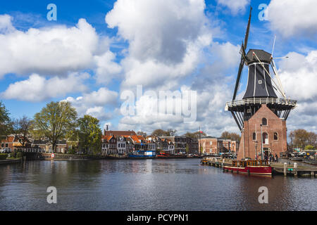 Moulin De Adriaan reflète dans river Spaarne Haarlem aux Pays-Bas Hollande du Nord Banque D'Images