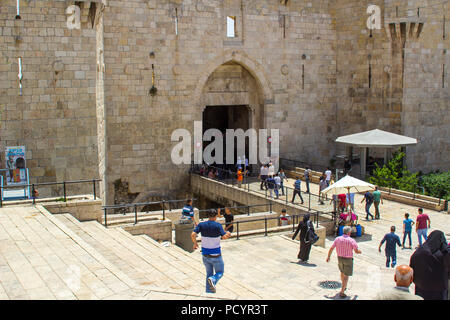 11 mai 2018 Les habitants et les touristes descendent les marches de pierre menant à la Porte de Damas dans la vieille ville fortifiée de Jérusalem Israël Banque D'Images