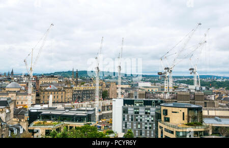 Vue sur Édimbourg avec de grandes grues en grand chantier de New Edinburgh St James shopping centre et de détail de Calton Hill, Ecosse, Royaume-Uni Banque D'Images