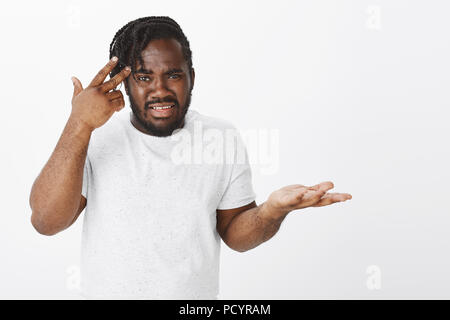 Non-sens, êtes-vous fou. Portrait de frustrés remis à peau sombre attrayant avec guy beard, soulevant les sourcils tandis que palm cluelessly et rollin Banque D'Images