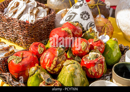 Belle mise en page des produits d'art populaire à la foire. Still Life de poires ou de pommes et les poivrons dans un panier en osier Banque D'Images