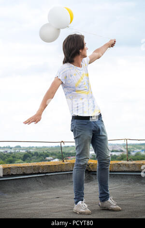 Happy guy with balloons Banque D'Images