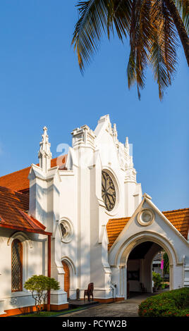 Vue sur l'emblématique 19e siècle Christ Church, Galle Face, dans le quartier de l'île des esclaves de Colombo, capitale du Sri Lanka lors d'une journée ensoleillée Banque D'Images