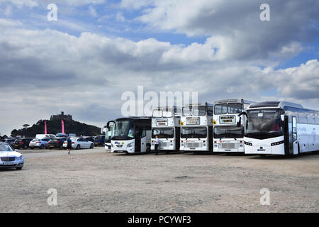 Autocars de tourisme garé à Marazion pour les visiteurs de St Michael's Mount, Cornwall, UK - John Gollop Banque D'Images