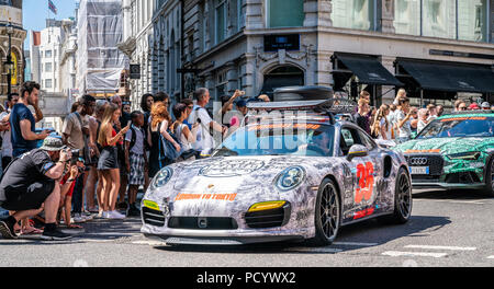 5 Août 2018 - Londres, Angleterre. Événement rallye Gumball 3000 à Londres. Photographier les gens belle supercar, Porsche 911 Turbo S Banque D'Images