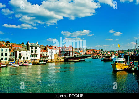 Ouvrir le pont tournant, Whitby, North Yorkshire, Angleterre Banque D'Images