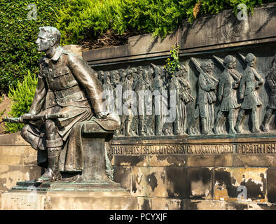 Assis statue soldat vêtu d'un kilt holding rifle, Princes Street Gardens, Édimbourg, Écosse, Royaume-Uni Scottish American War Memorial, l'Appel 1914 Banque D'Images