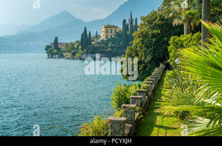 La belle Villa Monastero à Varenna sur une journée ensoleillée. Le lac de Côme, Lombardie, Italie. Banque D'Images