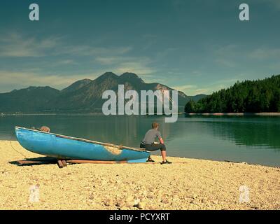 Chemise de pêche à l'ancien bateau à aubes à Montagnes Lac côte. Journée de printemps ensoleillée. Banque D'Images