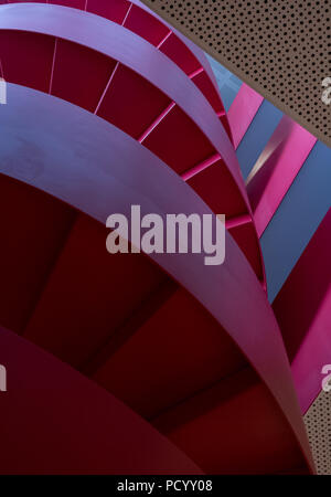 Jusqu'à la red en colimaçon sur le campus de l'Université Queen Mary, Université de Londres. Escalier est éclairé de la lumière en haut. Zoom Photo montre en détail. Banque D'Images