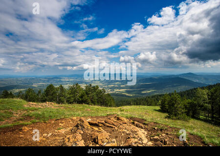 Vue paysage de pic noir sur la montagne Divcibare en Serbie. Paysage de rochers et de conifères et les montagnes en arrière-plan Banque D'Images