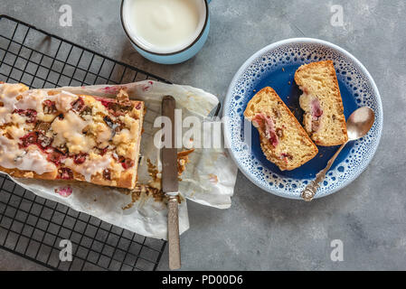 Gâteau à la rhubarbe fraîche et une tasse de kéfir. Banque D'Images