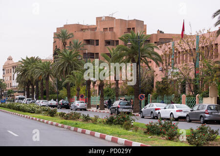 Marrakech, Maroc - 08 novembre 2017 : voitures garées dans une rue de Gueliz, quartier moderne de Marrakech Banque D'Images