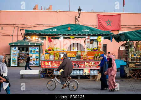 Marrakech, Maroc - 08 novembre 2017 : vendeur de fruits sur place du marché marocain Jamaa el Fna à Marrakech médina, appelé aussi la place Jemaa el-Fnaa, D Banque D'Images