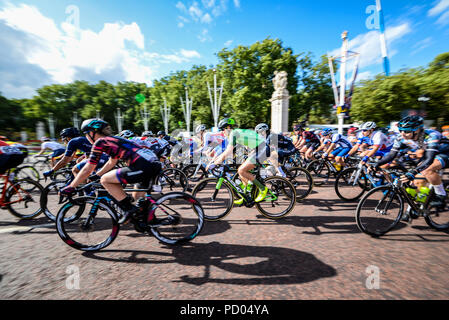 Les cyclistes de sexe féminin peloton course le long du Mall à Londres, au Royaume-Uni, au cours de la Prudential RideLondon femmes classique cycliste. Moriek centrale Tenniglo Banque D'Images