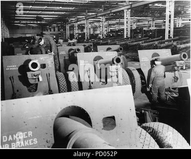 American-construit 155 mm Howitzer expédiés en Angleterre comme un prêt-bail Dépôt de matériel sur le chemin de l'action. - Banque D'Images