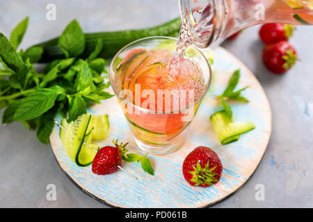 Cocktail sans alcool-soda, fraise et cucmber Banque D'Images