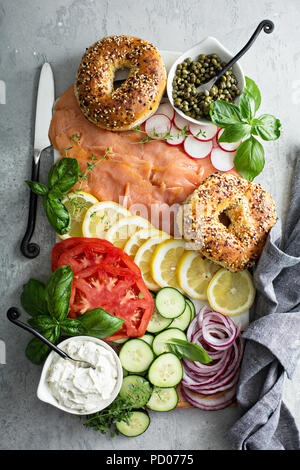 Des Bagels et lox platter Banque D'Images