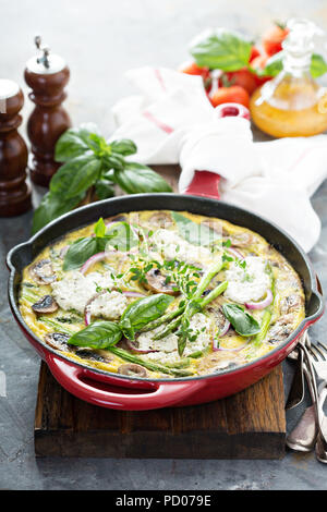 Les asperges, les champignons et le fromage de chèvre frittata Banque D'Images