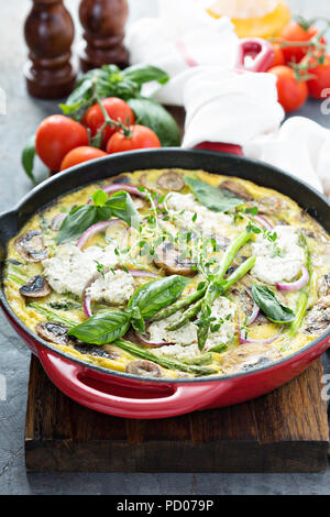Les asperges, les champignons et le fromage de chèvre frittata Banque D'Images