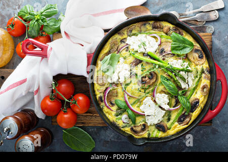 Les asperges, les champignons et le fromage de chèvre frittata Banque D'Images