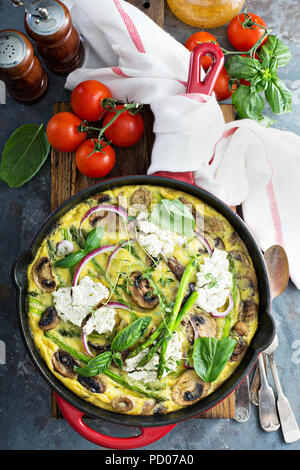 Les asperges, les champignons et le fromage de chèvre frittata Banque D'Images