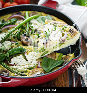 Les asperges, les champignons et le fromage de chèvre frittata Banque D'Images