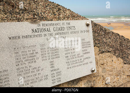 Une deuxième guerre mondiale monument à Vierville-Sur-Mer, vue de la plage d'Omaha Beach, Normandie, France. Banque D'Images