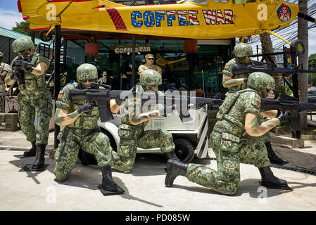 Des statues de soldats aux Etats-Unis à la guerre Café cafe Pattaya en Thaïlande. Également un magasin d'approvisionnement de l'armée américaine Banque D'Images