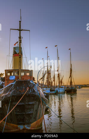 Remorqueur à vapeur 'Brent' Avec Thames barges à voile dans le port de Maldon, Essex. Banque D'Images