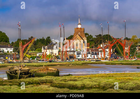 Avis de Maldon, Essex avec plusieurs à Thames barges au quai et les vestiges de deux autres dans la boue de l'estuaire. Banque D'Images