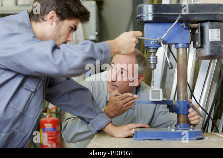 Apprenti ingénieur enseignement d'utiliser la machine de fraisage Banque D'Images