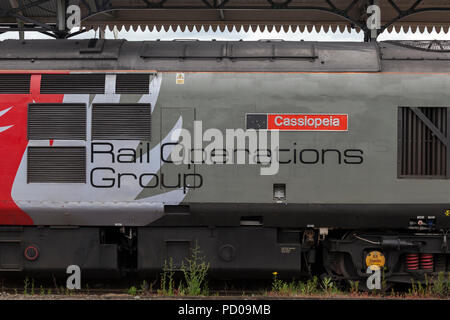 Un Europhoenix locomotive classe 37 exploités par le groupe des opérations ferroviaires à Worcester Shrub Hill tirant un train de chemin de fer West Midlands après réparation. Banque D'Images