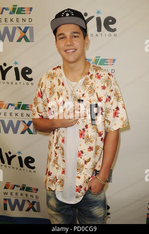 MIAMI BEACH FL - le 18 juin : DJ Irie et Austin Mahone assister à la Clinique de golf inspirent les enfants au cours de la 11e édition annuelle Irie Week-end au Club de Golf de Miami Beach le 18 juin 2015 à Miami Beach, Floride Personnes : Austin Mahone Banque D'Images