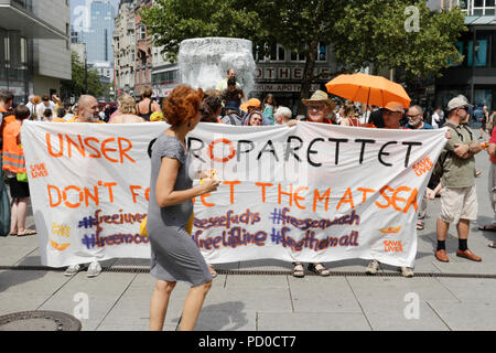 Francfort, Allemagne. Le 04 août, 2018. Les protestataires contenir jusqu'une grande banderole qui lit 'Notre Europe enregistre - ne pas les oublier en mer'. Environ 100 manifestants ont participé à la protestation de l'DayOrange Seebrucke (Maritime) mouvement de Francfort à l'appui d'opérations de sauvetage en mer pour les réfugiés en Méditerranée. La manifestation s'inscrivait dans le cadre d'une journée de protestation à l'échelle allemande qui a vu plusieurs manifestations avec plusieurs milliers de participants. Crédit : Michael Debets/Pacific Press/Alamy Live News Banque D'Images