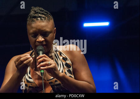 Rome, Italie. 09Th Aug 2018. Lizz Wright, une jeune chanteuse d'une petite ville de Géorgie, a commencé à chanter du gospel et à jouer du piano à l'église, puis s'intéresse à la musique jazz et blues. Credit : Leo Claudio De Petris/Pacific Press/Alamy Live News Banque D'Images