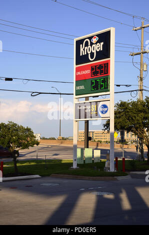 Inscrivez-vous à l'épicerie Kroger gas station de College Station, Texas montrant le prix de l'essence pour le 4 août 2018. Banque D'Images