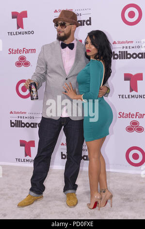 MIAMI, FLORIDE - 30 avril : Don Dinero et Luna Star arrive au 2015 Billboard Latin Music Awards à la BankUnited Center sur le campus de l'Université de Miami le 30 avril 2015 à Miami en Floride Personnes : Don Dinero et Luna Star Banque D'Images