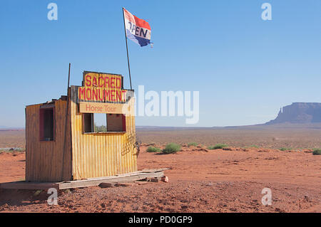 Monument Valley vers le bas près de la Utah/Arizona frontières dans le désert au sud-ouest de la France. Un beau, pourtant déserte, endroit, voici un peu de la saveur locale Banque D'Images