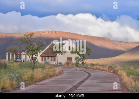 L'Afrique du Sud, une destination de voyage fantastique de faire l'expérience de troisième et premier monde ensemble. Karoo chalets dans le parc national du Karoo. Ciel d'orage. Banque D'Images