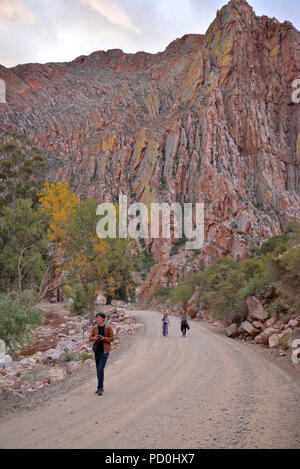 L'Afrique du Sud, une destination de voyage fantastique de faire l'expérience de troisième et premier monde ensemble. Trois enfants randonnées sur chemin de terre dans les montagnes Swartberg. Banque D'Images