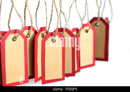 Tags Papier rouge et brun accroché à la corde avec copie espace isolé sur fond blanc. Banque D'Images