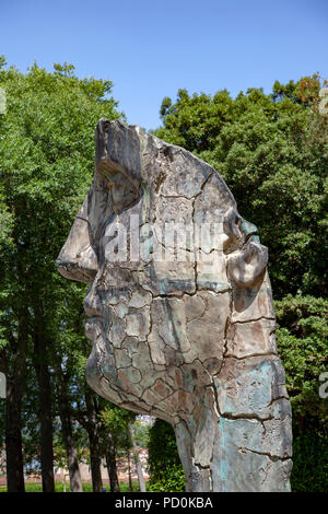 Tyndareus : la gigantesque statue de visage fissuré Igor Mitoraj Tyndareus, dans le jardin de Boboli, à Florence (Italie). Banque D'Images