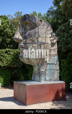 Tyndareus : la gigantesque statue de visage fissuré Igor Mitoraj Tyndareus, dans le jardin de Boboli, à Florence (Italie). Banque D'Images