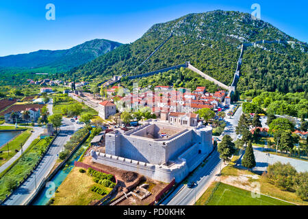 Ville de Ston et murs historiques vue aérienne, Peljesac, région de Croatie Dalmatie Banque D'Images